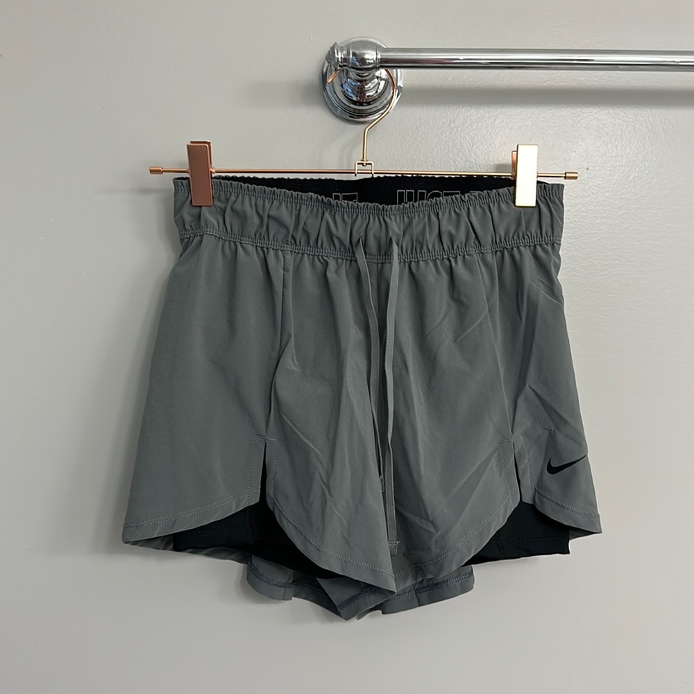 nike women’s flex essential 2-in-1 athletic shorts